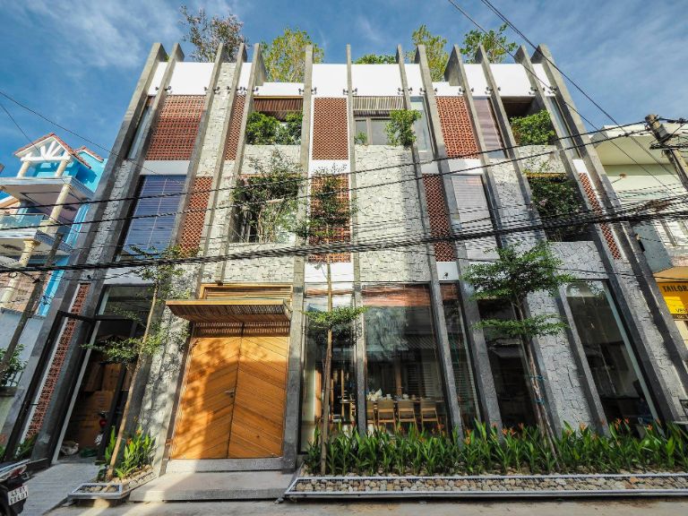 Minh House nổi bật với phong cách kiến trúc độc đáo kết hợp giữa hiện đại và mảng xanh thiên nhiên phong phú. (Nguồn: Facebook.com)