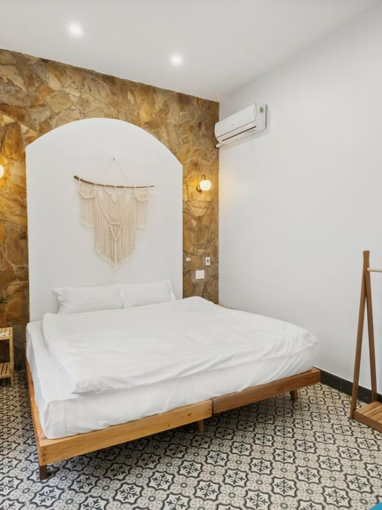 Phòng ngủ có thiết kế khép kín và được trang bị tất cả các đồ dùng tiện nghi cá nhân miễn phí dành cho du khách (Nguồn ảnh: Thehappystay.vn)
