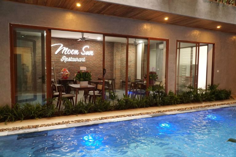 Nhà hàng Moon Sun Restaurant sở hữu view hồ bơi cực đỉnh cho bạn tha hồ check in (nguồn: facebook.com)