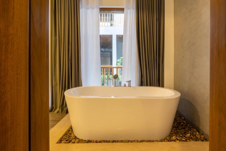 Căn phòng này sở hữu bồn tắm spa cực chill cho bạn những giây phút thư giãn tuyệt vời (nguồn: facebook.com)
