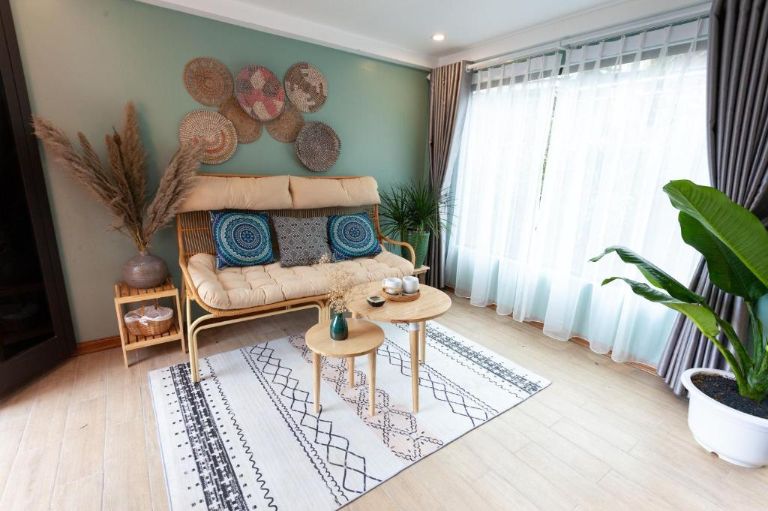 Phòng khách của Morocco Homestay Tam Đảo còn được trang bị ghế sofa được làm từ những vật liệu thiên nhiên như tre, nứa...
