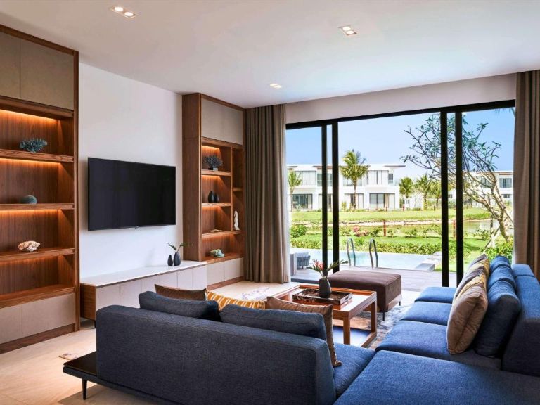 Phòng khách tại Biệt thự 3 phòng ngủ nổi bật với ghế sofa màu xanh coral bắt mắt (nguồn: facebook.com)