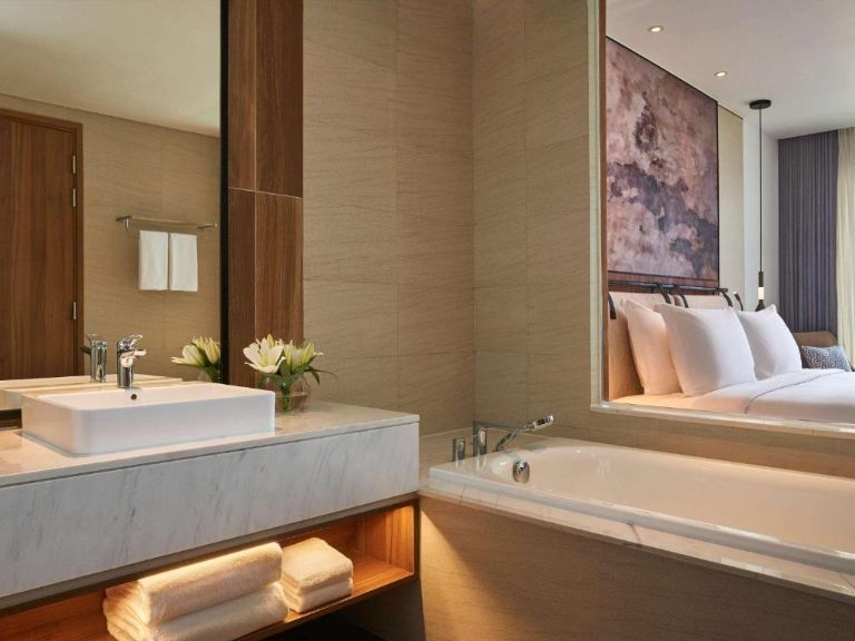 Phòng Superior sở hữu bồn tắm spa cực chill cùng nến thơm cho du khách thoả thích tận hưởng (nguồn: facebook.com)