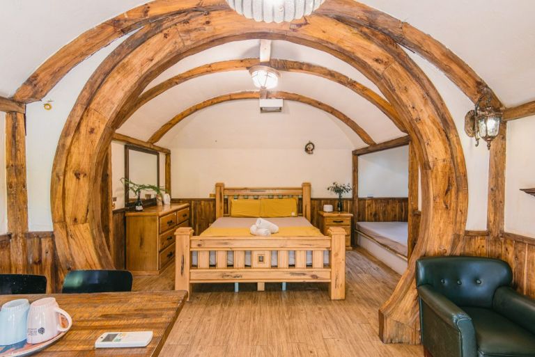 Trần nhà và phòng ngủ được thiết kế kết hợp máy vái tròn ốp gỗ mang lại sự thiết kế rất độc đáo và bắt mắt 