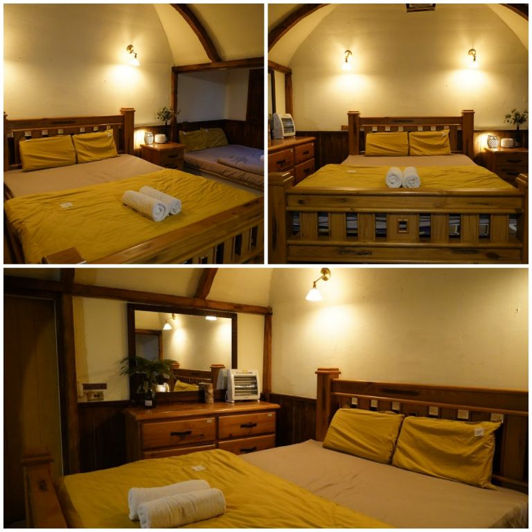 Khu vực giường ngủ được lắp đặt hệ thống đèn treo tường vàng ấm mang lại không gian ấm áp và thư thái 