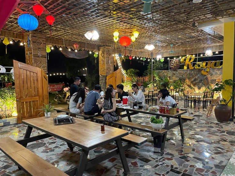 Du khách có được trải nghiệm ẩm thực tuyệt vời tại nhà hàng của Ninh Bình Royal Homestay.