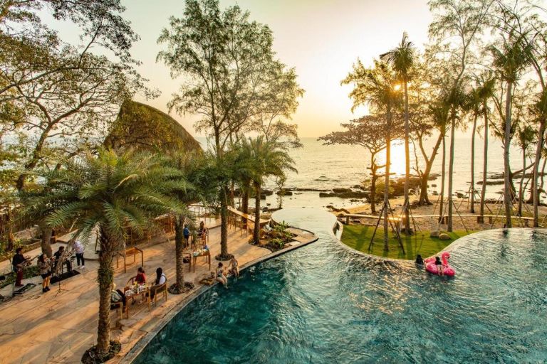 Ocean Bay Resort & Spa Phu Quoc sở hữu hồ bơi vô cực rộng lớn với tầm nhìn ngoạn ngục ra Ong Lang Beach (nguồn: facebook.com)