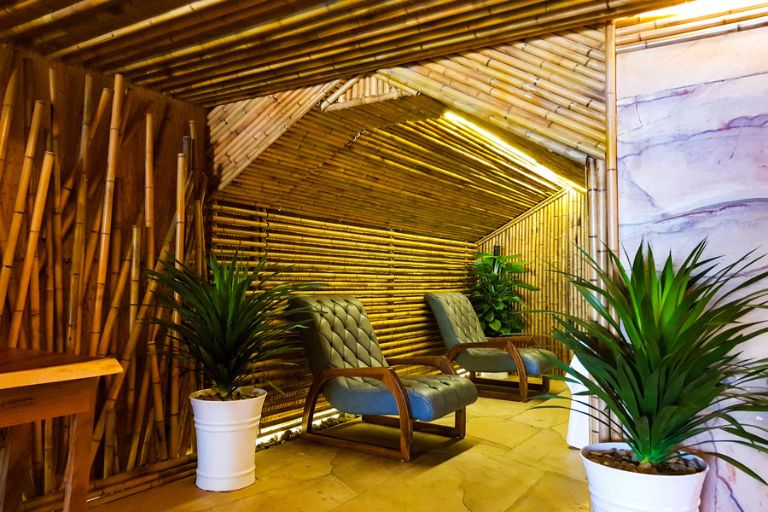 Không gian sảnh chờ Bamboo Spa được thiết kế sang trọng với tông vàng tạo cảm giác ấm cúng (nguồn: facebook.com)