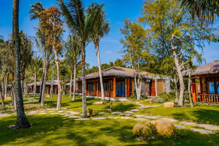 Ocean Bay Resort & Spa Phu Quoc được bao quanh bởi khu rừng nhiệt đới và những thảm cỏ xanh mướt (nguồn: facebook.com)