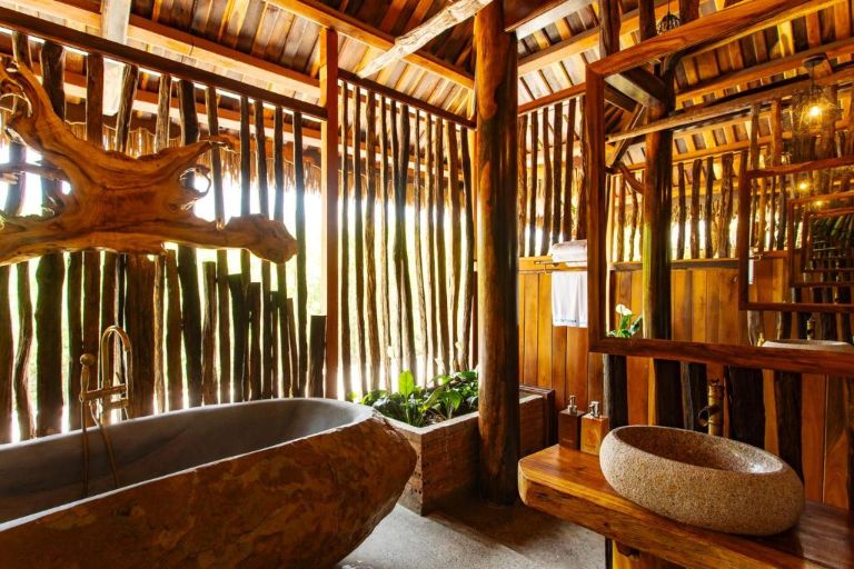 Premium Jungle Bungalow sở hữu không gian nhà tắm mở hướng vườn với bồn tắm spa nguyên khối (nguồn: facebook.com)