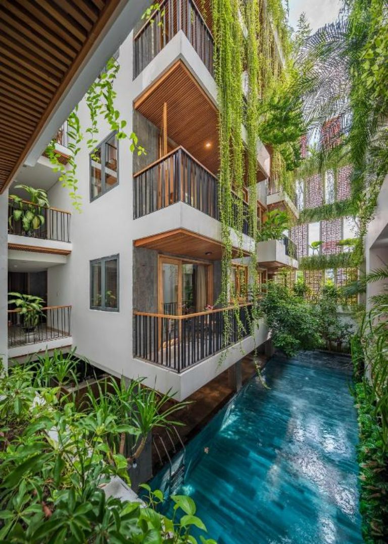 Lối kiến trúc kết hợp hài hòa giữa chất liệu hiện đại và chất liệu thiên nhiên khiến nơi đây như 1 khu rừng nhiệt đới. (Nguồn: Facebook.com)
