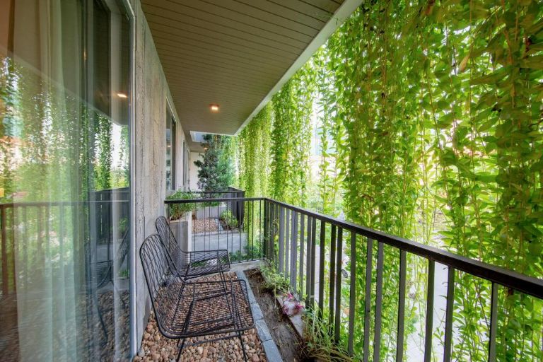 Khu vực ban công được phủ 1 lớp màn xanh thiên nhiên giúp tăng tính thẩm mỹ cho căn nhà. (Nguồn: Booking.com)