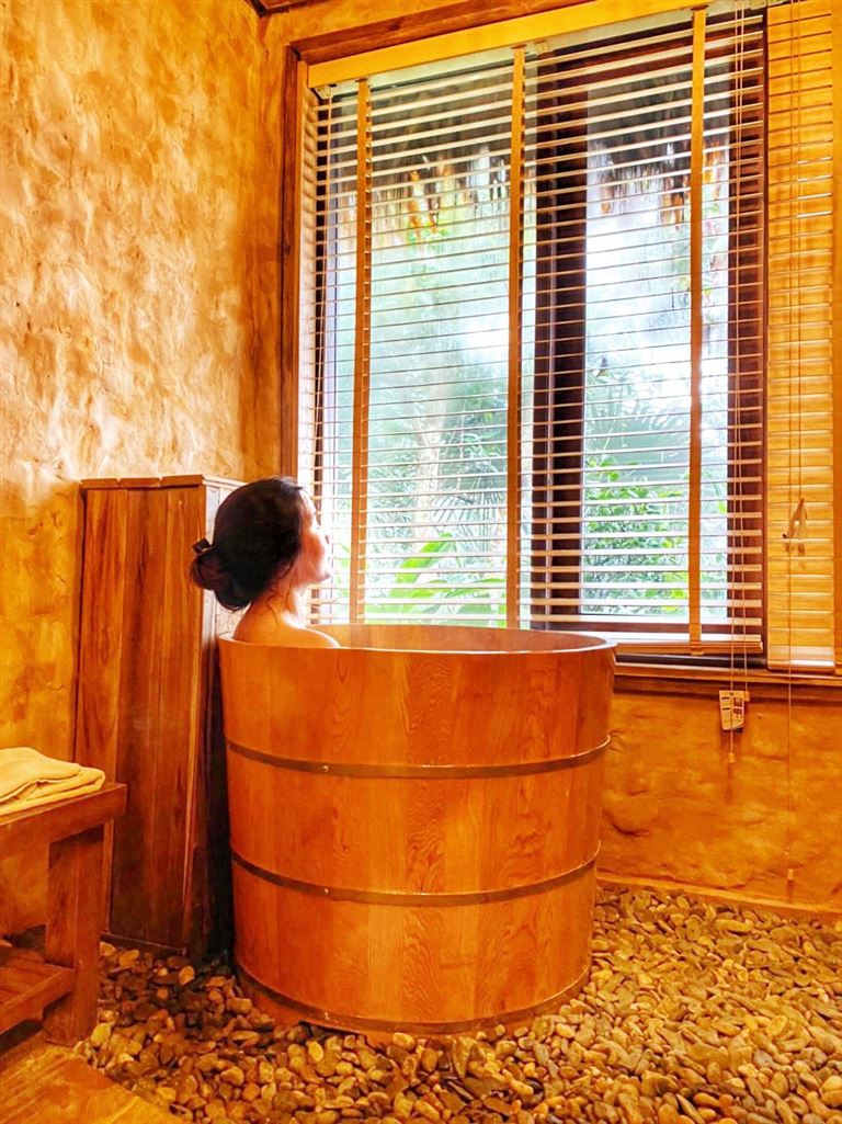 Bạn có thể ngâm mình trong bồn tắm gỗ thơm ngát, được truyền thống bằng lá thuốc đặc biệt của người Dao đỏ. 