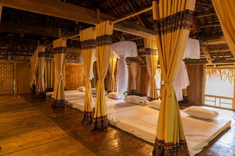 Mỗi du khách nghỉ tại phòng nhà sàn sẽ được cung cấp giường đơn cùng chăn gối và màn chống muỗi đảm bảo giấc ngủ ngon. 