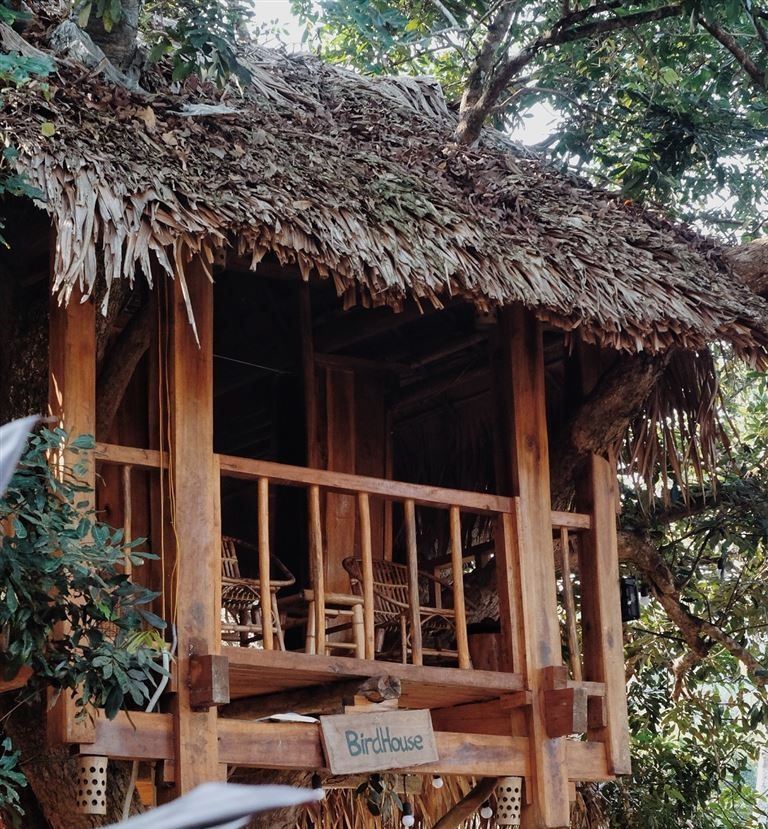 Phòng Chalet là căn nhà gỗ được xây dựng trên cây cao đem đến tầm nhìn bao quát toàn cảnh Pù Luông tuyệt đẹp. 