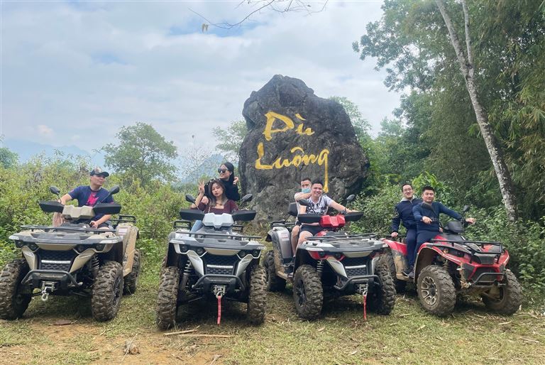 Khách hàng của Pù Luông Ecolodge vô cùng thích thú với tour trải nghiệm Pù Luông cùng xe địa hình ATV. 