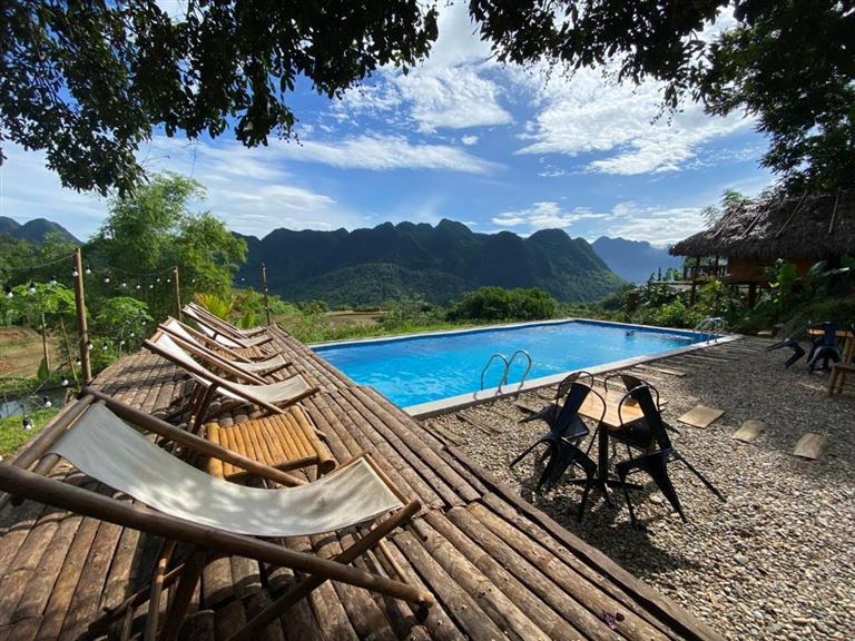 Bể bơi vô cực là dịch vụ được đông đảo khách hàng ưa chuộng khi đến với Pù Luông Ecolodge. 