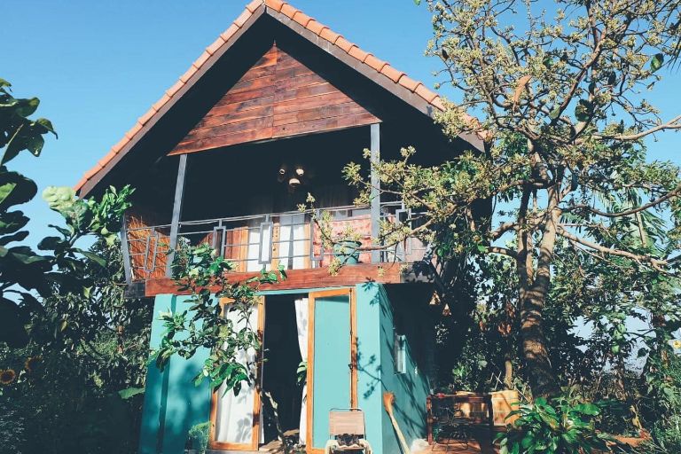 Căn nhà nhỏ xinh nổi bật với sắc xanh dương là địa điểm lưu trú phù hợp cho chuyến du lịch tuần trăng mật của bạn và người ấy