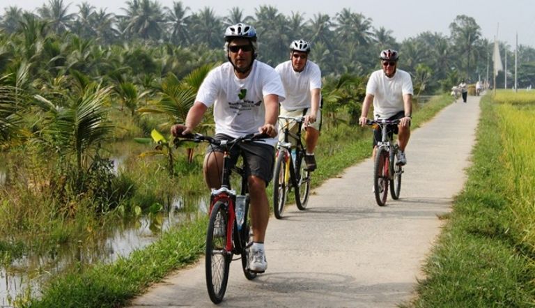 Du khách quốc tế tham gia tour đạp xe của homestay 