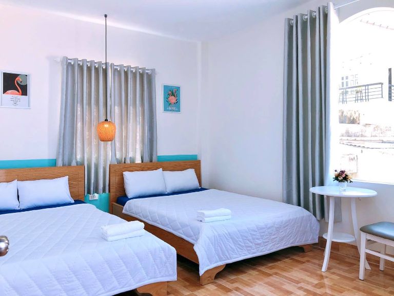 Phòng 2 giường đôi với thiết kế tối giản, đặt ổ điện ngay phía đầu giường giúp khách hàng dễ dàng sử dụng