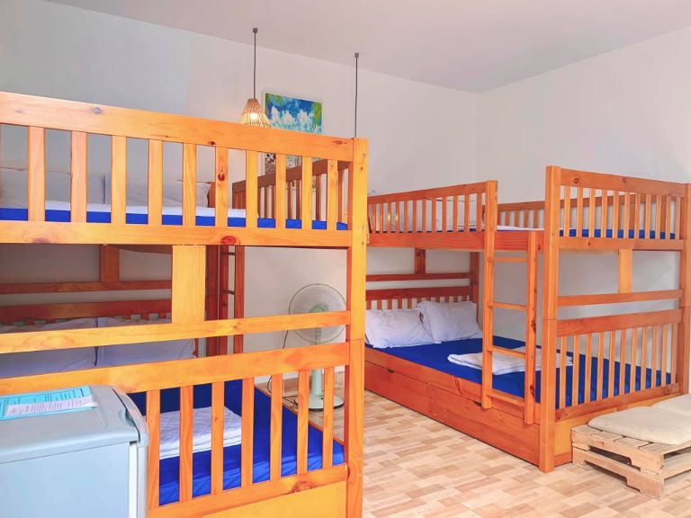 Nếu bạn cần một không gian nghỉ ngơi ấm cúng, không thích chen chúc trên 1 chiếc giường lớn thì nhất định phải chọn phòng Dorm Friendship Room - Phòng giường tầng (6 người) 