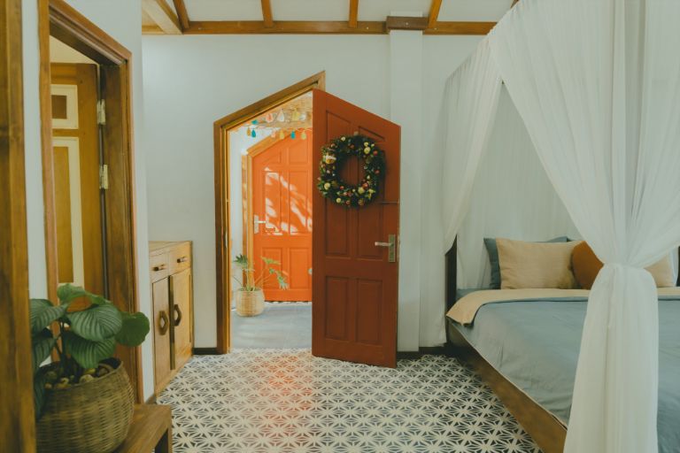 Phòng Deluxe Giường Đôi Có Ban Công mang tông màu vàng ấm cúng nhằm tạo sự thoải mái cho khách hàng khi lưu trú tại đây