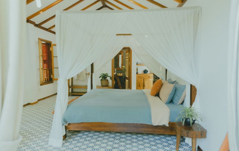 Phòng ngủ tại đây vô cùng sạch sẽ, được trang trí với nhiều vật dụng bằng gỗ, vải Linen, gạch bông..... 