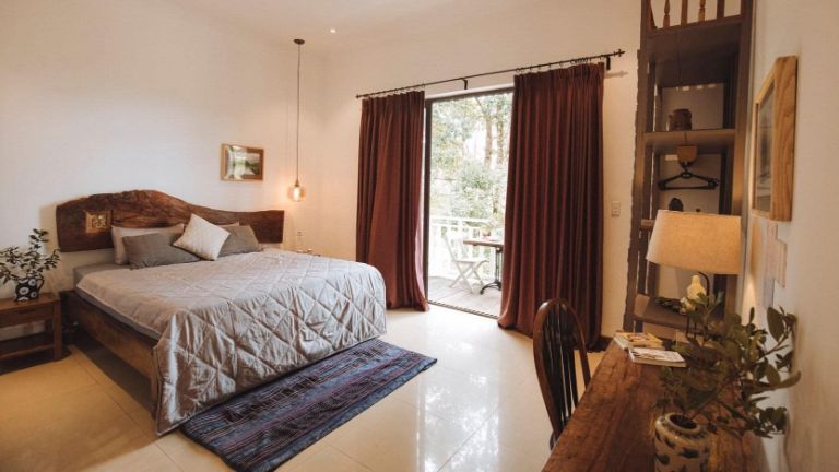 Phòng nghỉ cao cấp Deluxe có Giường Cỡ Queen rộng 22 mét vuông cung cấp không gian nghỉ dưỡng vô cùng thoải mái