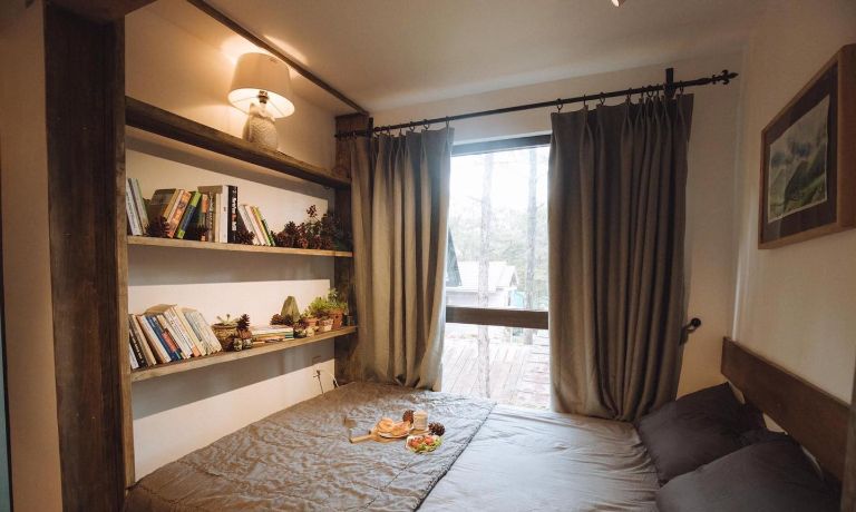 Phòng Giường Đôi nhỏ nhắn có diện tích 16 mét vuông vô cùng ấm cúng và thoải mái 