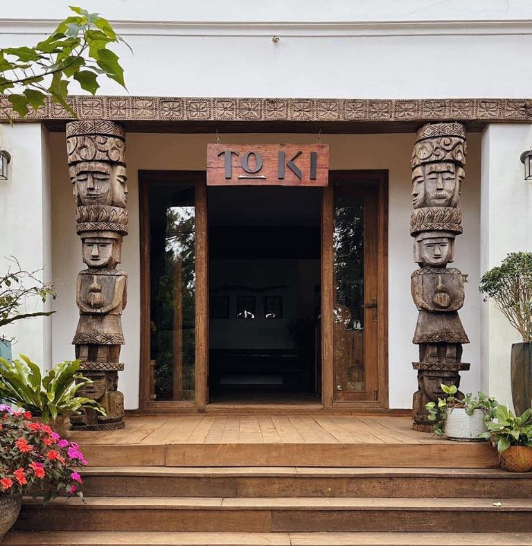 Toki Homestay Măng Đen gây ấn tượng với du khách bởi cánh cổng được thiết kế đặc biệt với hình thù cổ điển độc đáo 