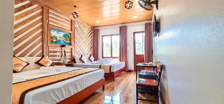 Hạng phòng 4 người tại Trang An Memory Homestay nổi bật với phong cách thiết kế sang trọng với tường nhà lát gỗ. 