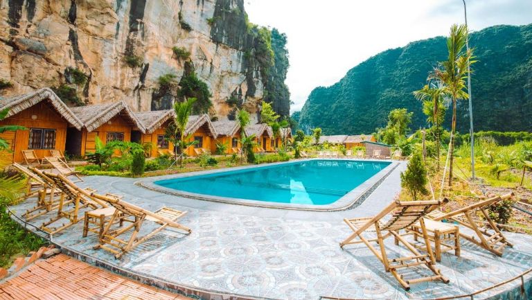 Khu vực bể bơi chắc chắn là nơi có chiếc view "đắt giá" nhất tại Tràng An Valley Bungalow. (Nguồn: Facebook.com)
