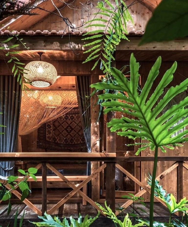 Căn Bungalow bằng gỗ mang nét đẹp truyền thống với không gian ấm cúng chắc chắn sẽ làm bạn hài lòng khi lưu trú tại Tropical Garden Buôn Ma Thuột 