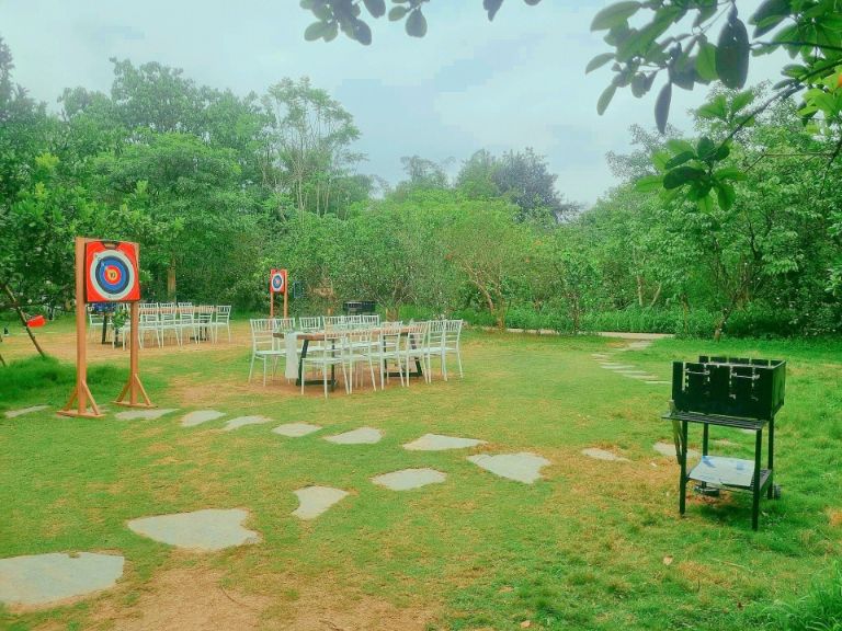 Trong khuôn viên rộng rãi của Veque Farmstay Hà Nội, bạn còn được tận hưởng nhiều tiện ích khác như bida, khu vui chơi trẻ em, trò chơi phi tiêu... 