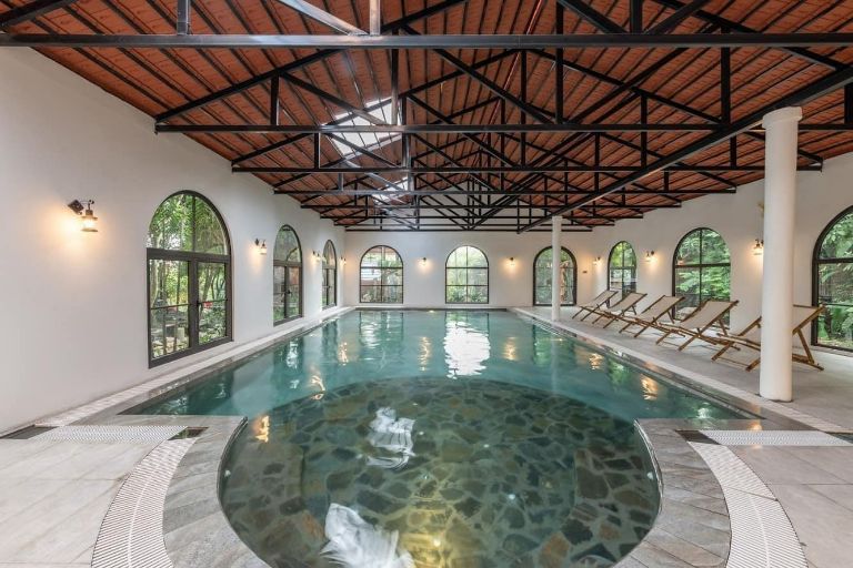 Bể bơi trong nhà có diện tích lên đến 100m2 không sợ nắng mưa và phục vụ 4 mùa quanh năm cho du khách 