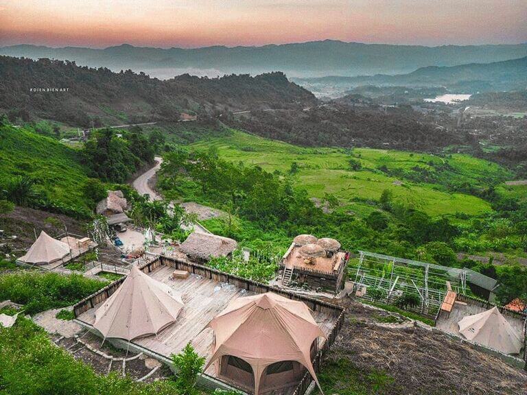 Mỗi căn lều đều có view hướng ra núi rừng Điện Biên (Nguồn: Facebook.com)