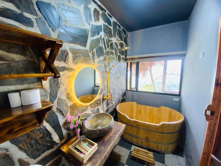 Phòng tắm được thiết kế ấn tượng với mọi vật liệu đều được làm từ thiên nhiên (Nguồn: Ecolodge Kê Nênh)