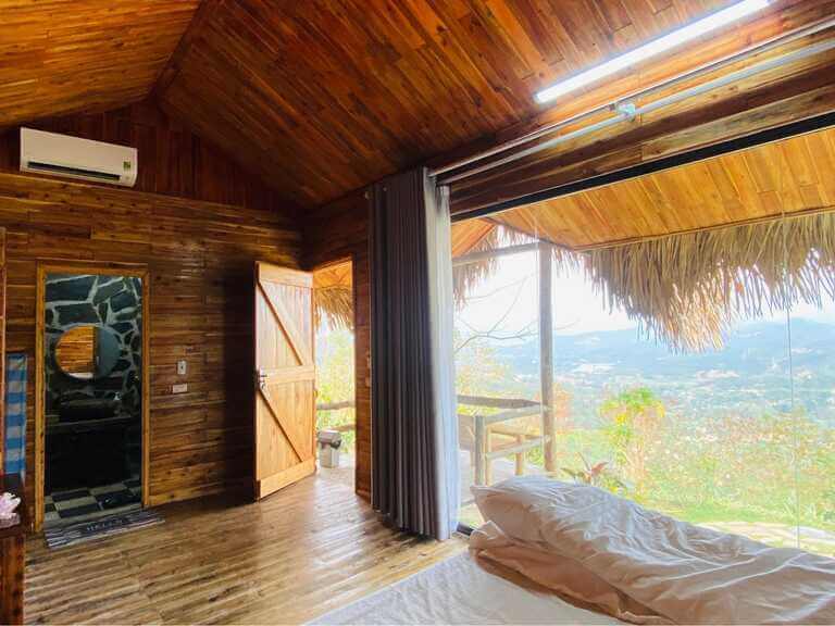 Homestay có giường được ddawjt ngay cạnh cửa kính cho du khách có thể tận hưởng cảm giác săn mây (Nguồn: Facebook.com)