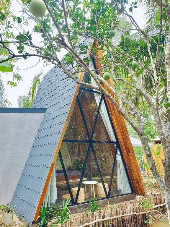 Acacia Wood Cabin mô phỏng thiết kế tầng áp mái, có cửa kính lớn giúp đón ánh nắng vào phòng, mang đến không gian tươi mát. (nguồn: airbnb.com)