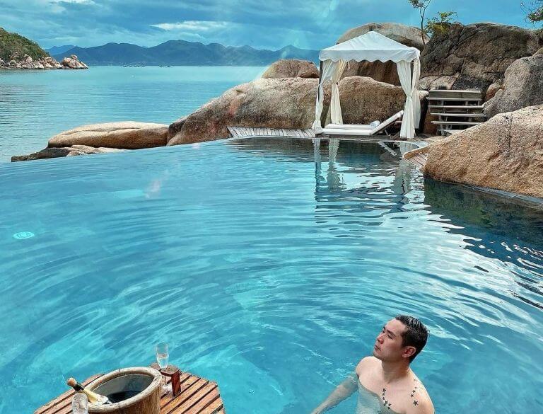 Khu nghỉ dưỡng có bể bơi vô cực với view nhìn ra biển cực chill.(nguồn: facebook.com)