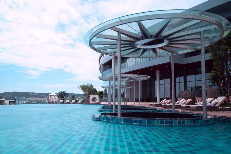 Wyndham Grand KN Paradise Cam Ranh có ba bể bơi ngoài trời được trang bị đầy đủ tiện ích. (nguồn: booking.com)