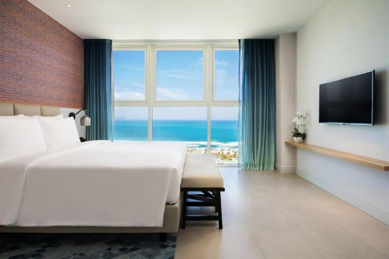 Phòng Suite tiêu chuẩn này có view nhìn ra biển lớn cực chill. (nguồn: booking.com)