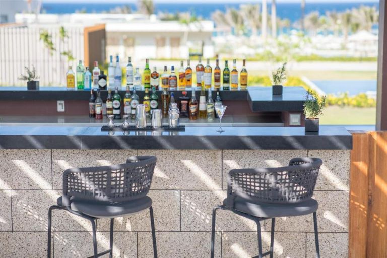 Các khu vực Lounge và Bar được bố trí rộng khắp resort, phục đa dạng các loại đồ uống. (nguồn: agoda.com)