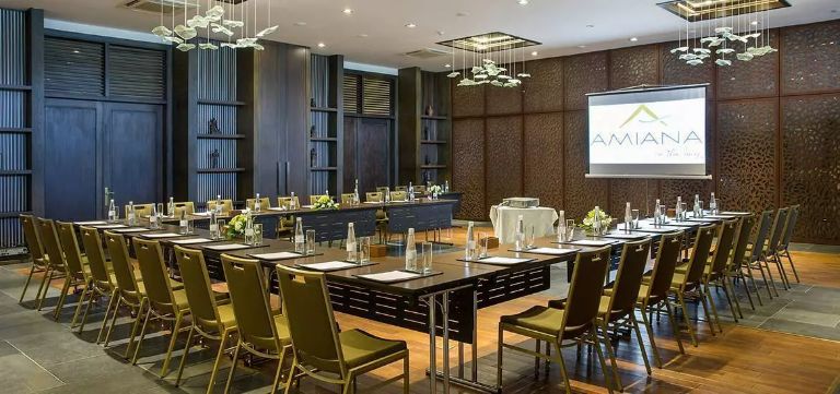 Phòng họp hội nghị của Amiana Resort Nha Trang có diện tích lên đến 700 m2 với sức chứa phù hợp trong 80 - 260 người được trang bị đầy đủ tiện nghi từ âm thanh, ánh sáng, backdrop,....