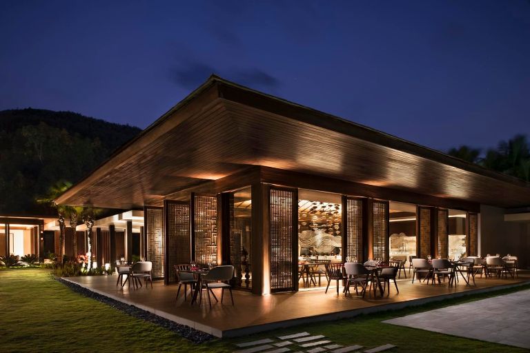 Quán bar Anantara mang thiết kế độc đáo dạng mái bằng với chất liệu gỗ thiên nhiên (nguồn: booking.com)