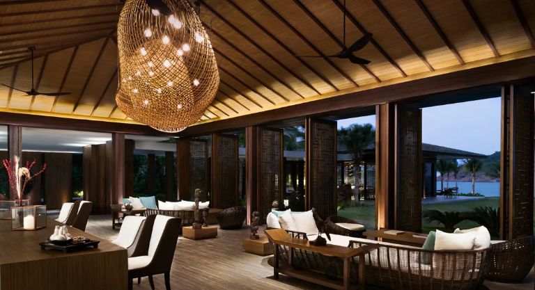 Quán bar Anantara có cả không gian ngồi trong nhà và không gian ngoài trời view bể bơi (nguồn: booking.com)