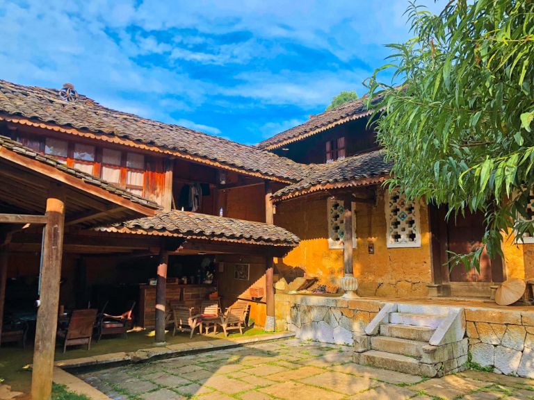 Homestay tại Hà Giang này đã được phục dựng lại từ một ngôi nhà truyền thống của người H'mong, có tuổi đời hơn 100 năm nên có vẻ đẹp vô cùng hoài cổ.