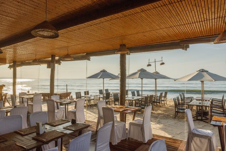Tại Bamboo Resort Mũi Né, du khách có thể tận hưởng không gian thưởng thức đồ uống ngay trên bãi biển với Escape Bar.
