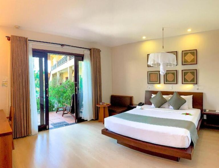 Phòng Bamboo Resort Mũi Né nghỉ này của có lối thiết kế tối giản với gam trắng làm chủ đạo, điểm xuyết một số chi tiết mang sắc xanh pastel nhẹ nhàng.