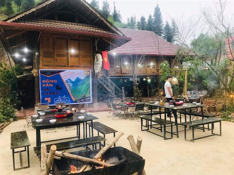 Dịch vụ ăn uống tại Bụi homestay Hà Giang được bố trí tại nhà hàng và cả khu vực ngoài trời thoáng đãng